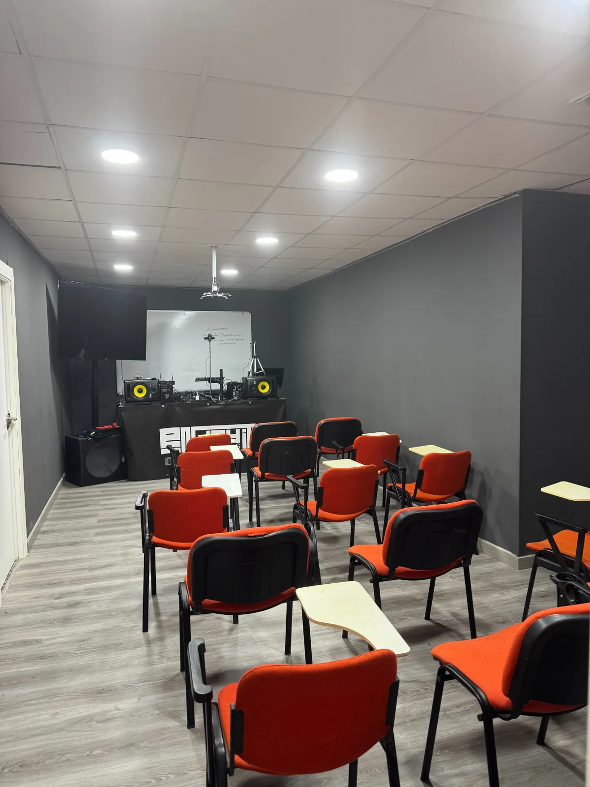 Aula de formación DJ con mesas y sillas