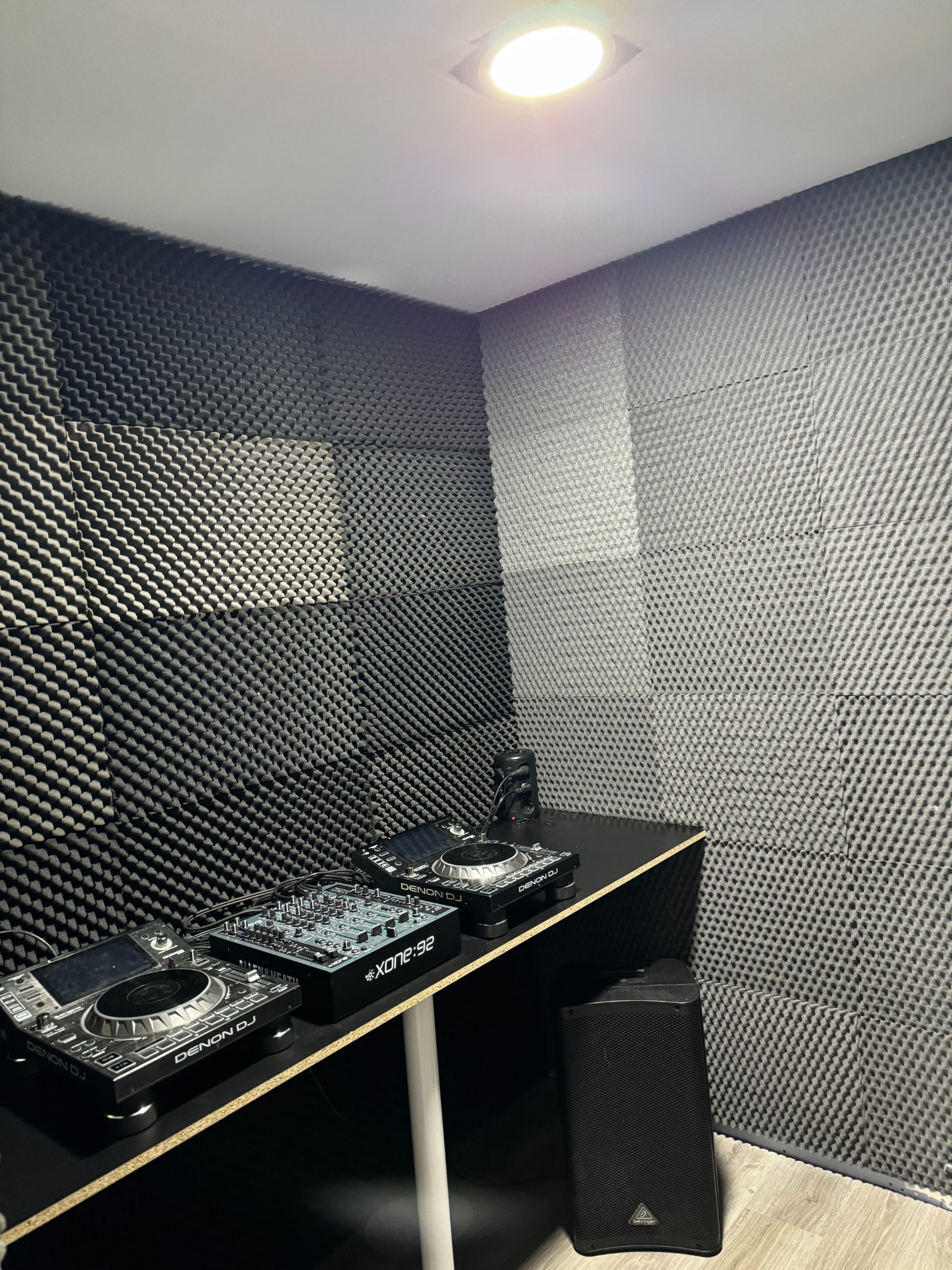 Cabina 3 insonorizada con reproductores Denon DJ y mesa Allen & Heath Xone:92