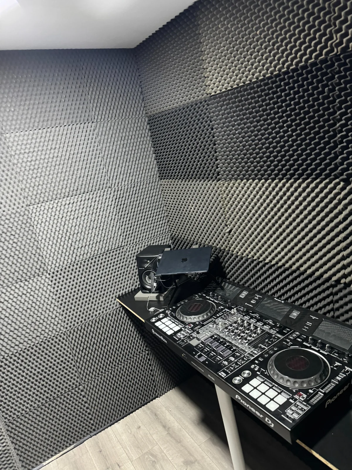 Cabina insonorizada con equipo Pioneer DJ