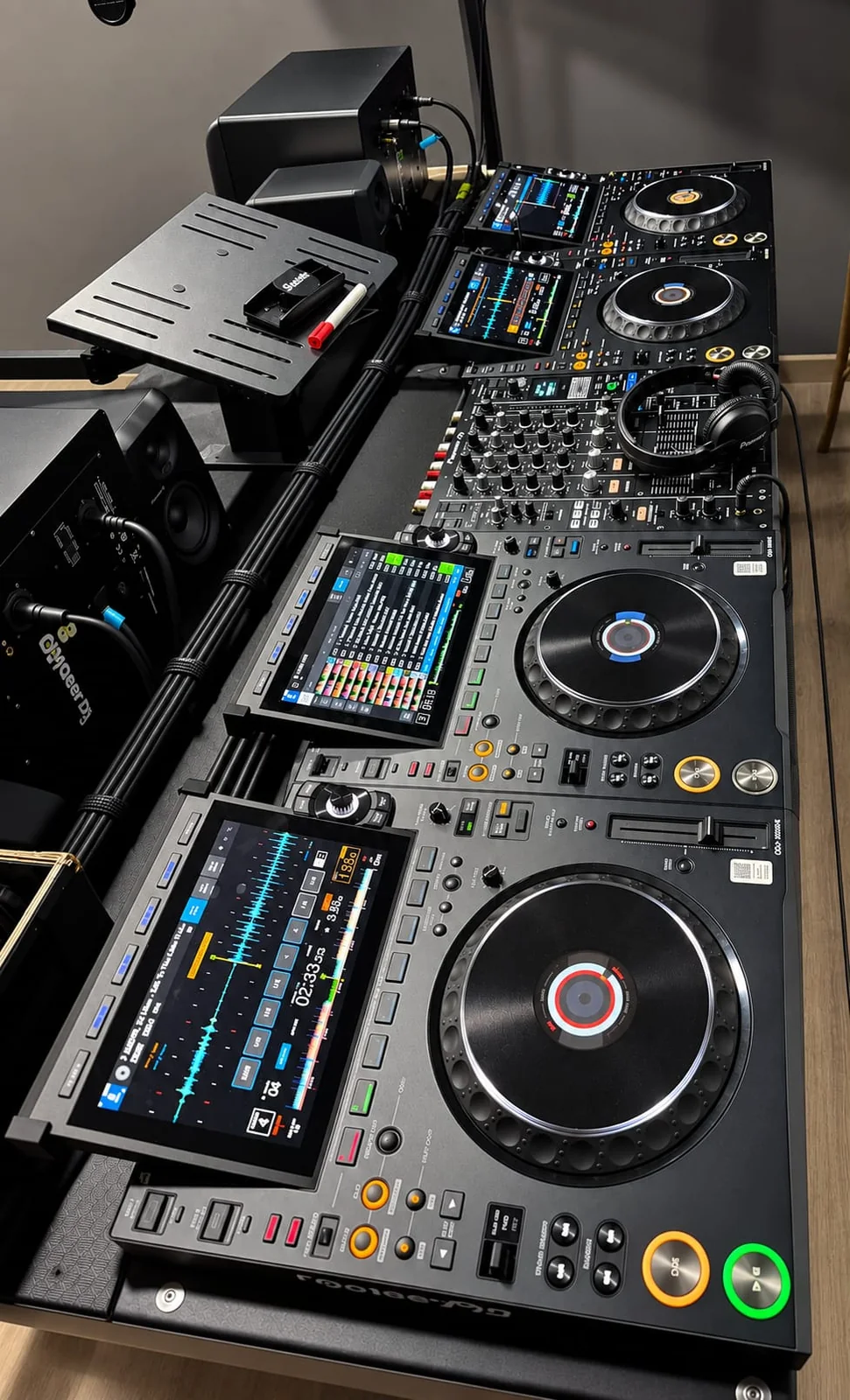 Equipo de DJ en una cabina de Sonora Studio Academy